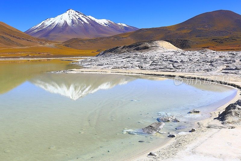 Salar de Talar和Miniques火山，Piedras rojas(红色石头)-绿松石湖反射和田园般的阿塔卡马沙漠，火山景观全景-圣佩德罗阿塔卡马，智利，Bolívia和阿根廷边境